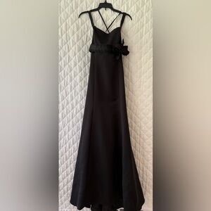 Dance the night away in your Elegant Vera Wang Black Formal Gown sz 8